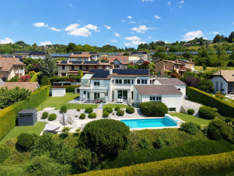 Villa individuelle de 325 m2 avec une belle vue sur le lac et les montagnes