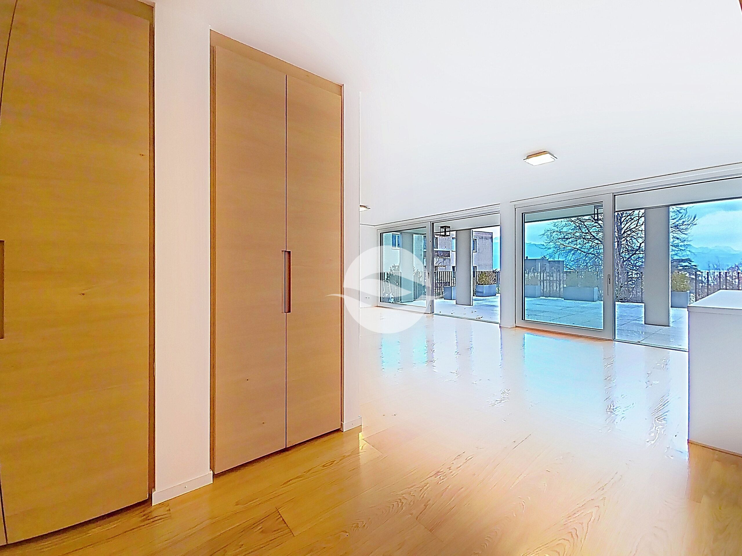 Splendide logement de standing avec vaste terrasse, à deux pas du lac
