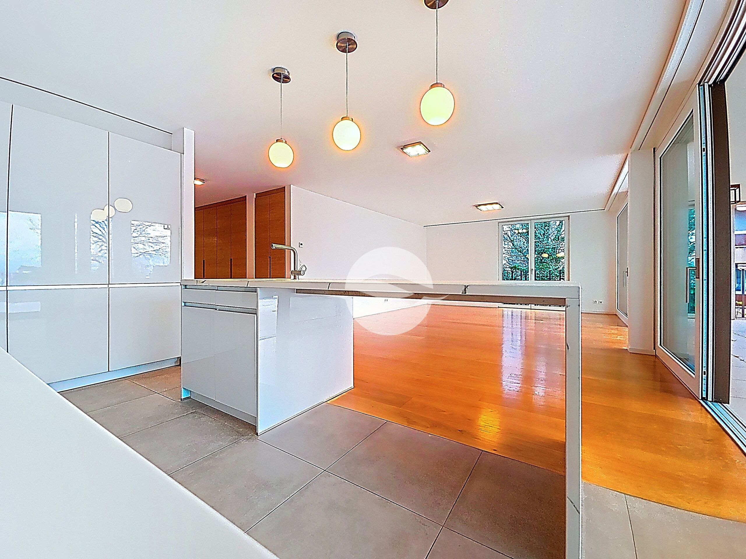 Splendide logement de standing avec vaste terrasse, à deux pas du lac