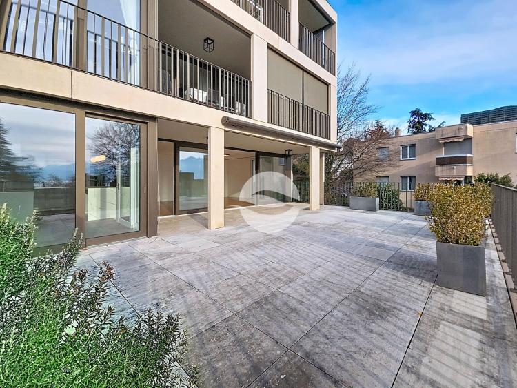 Splendide logement de standing avec vaste terrasse, à deux pas du lac