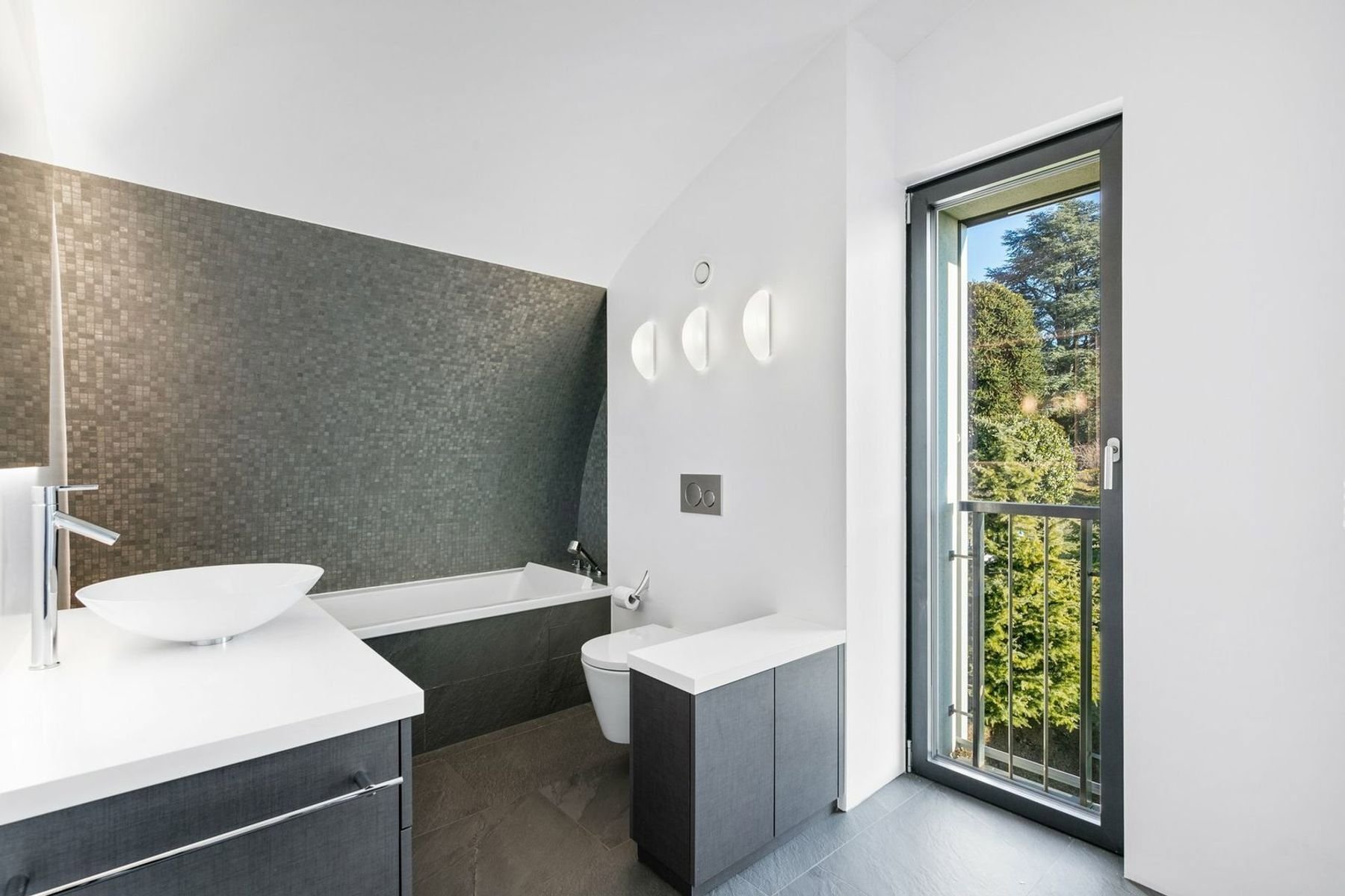 Modern Penthouse With Panoramic Views!