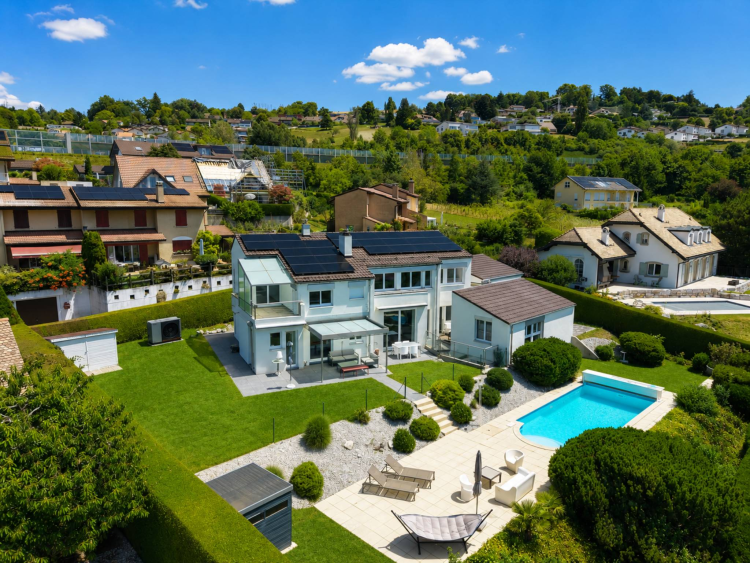Villa individuelle de 325 m2 avec une belle vue sur le lac et les montagnes