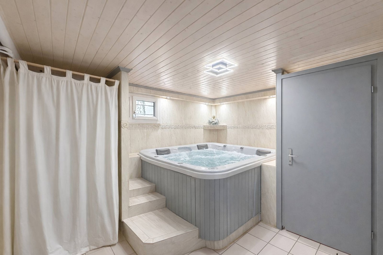 Élégante villa familiale avec piscine intérieure, sauna et hammam