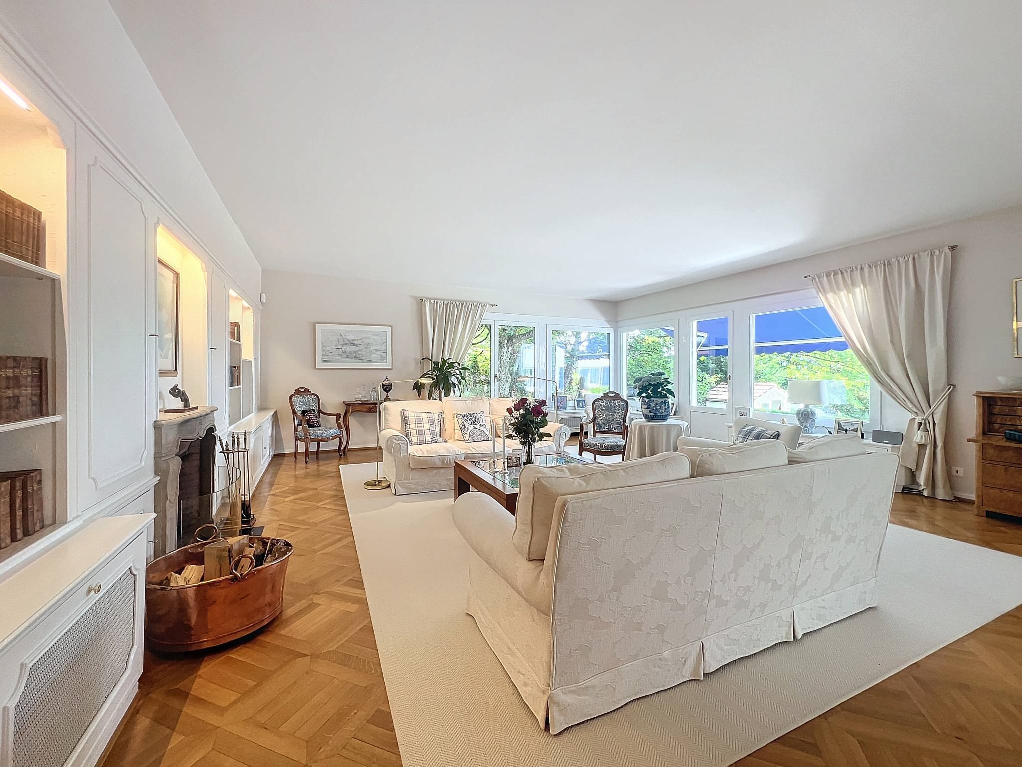 Magnifique environnement pour cette propriété avec vue sur le lac et Lausanne 
