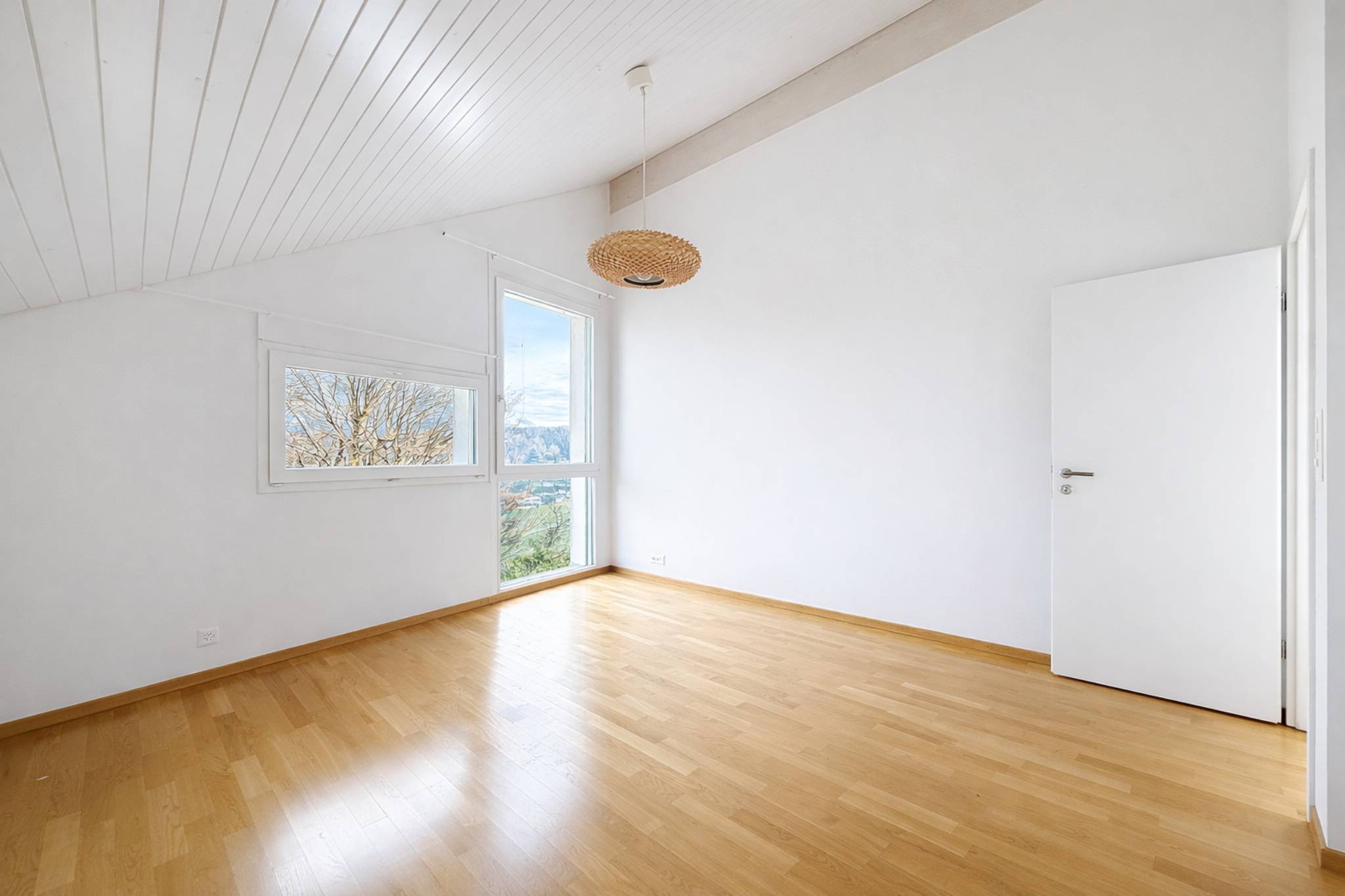 Duplex lumineux avec vue sur le lac et jardin attenant à l'ISL