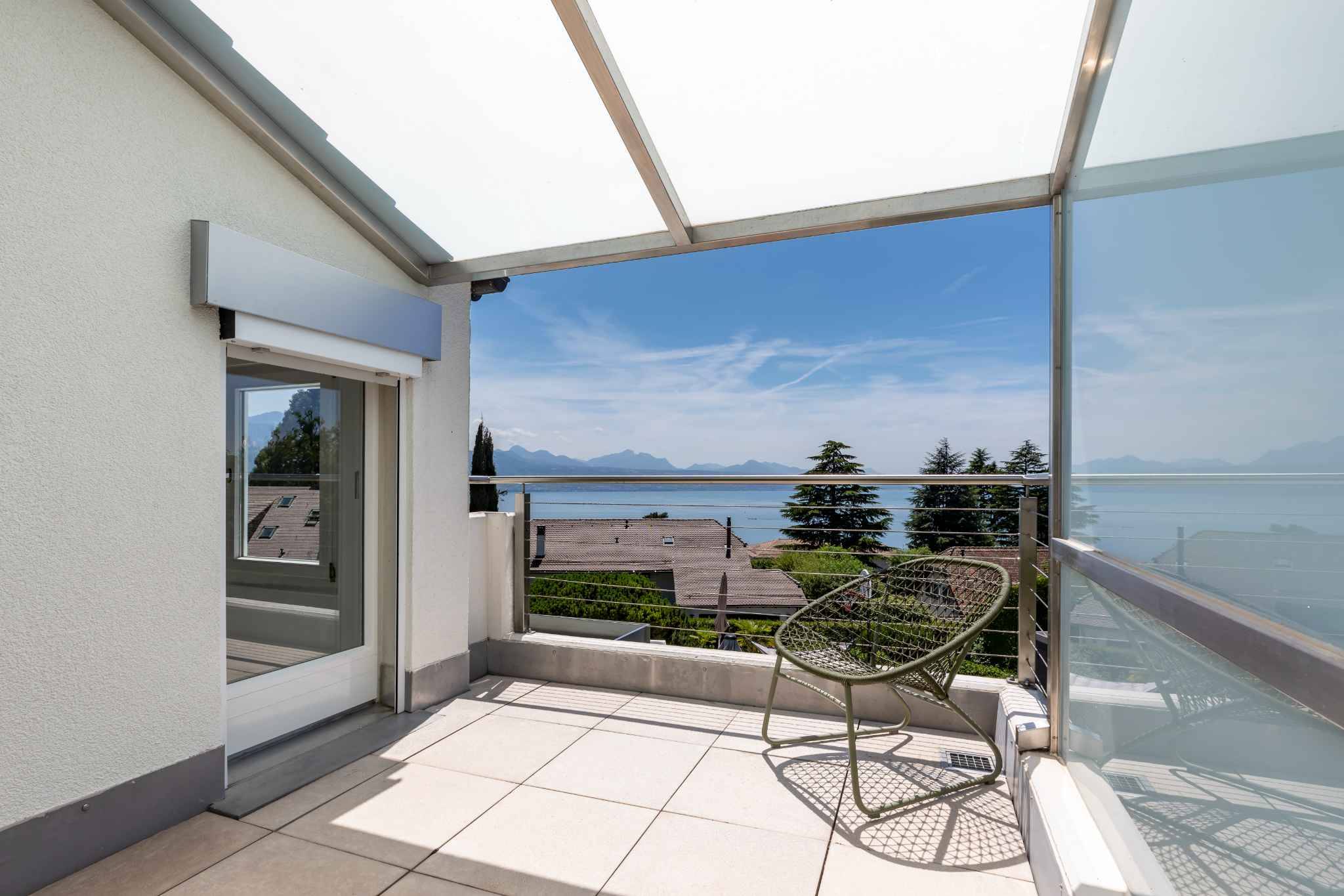 Villa individuelle de 325 m2 avec une belle vue sur le lac et les montagnes