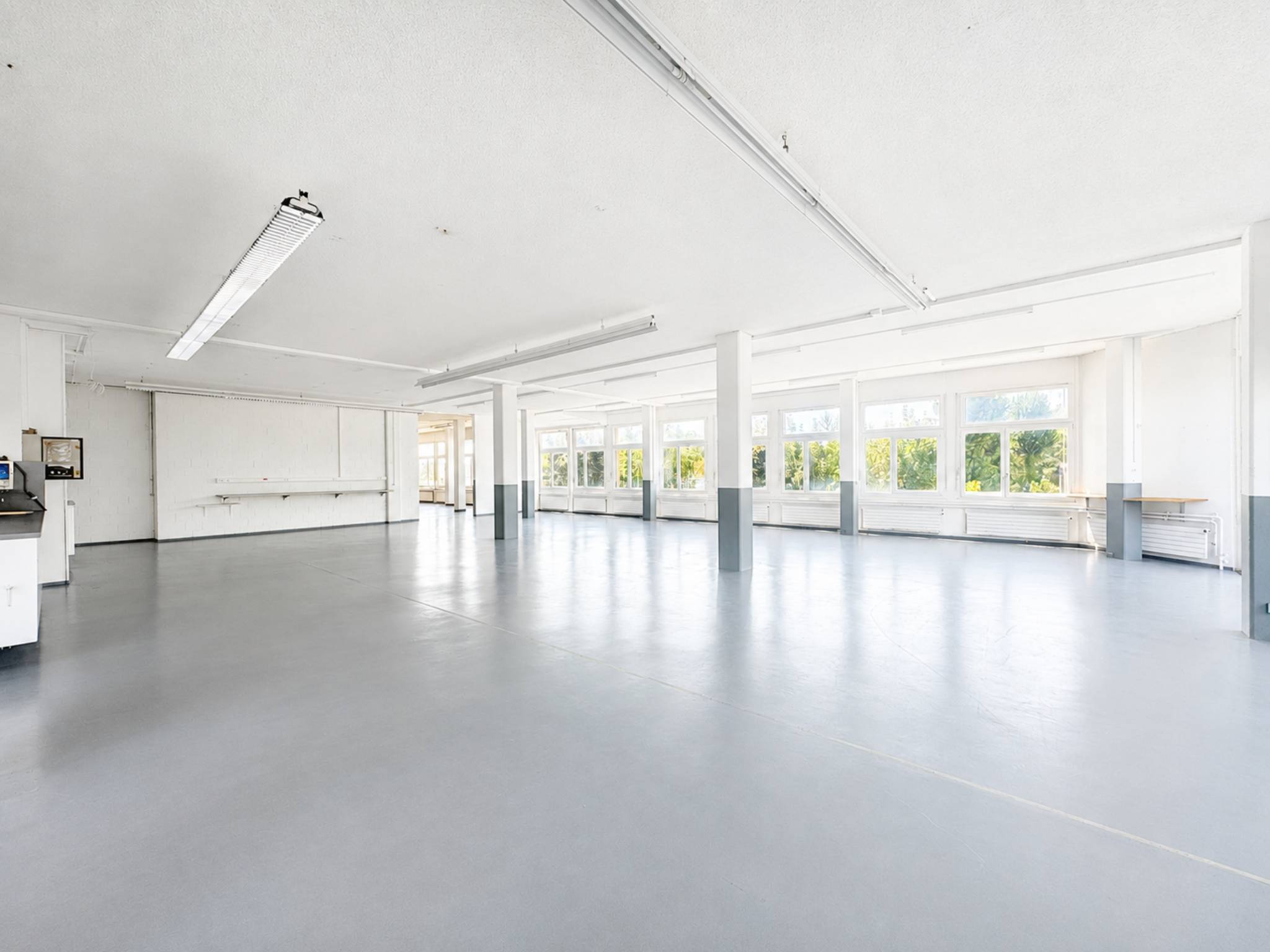 BUSSIGNY 700 m2 - SURFACE COMMERCIALE & INDUSTRIELLE