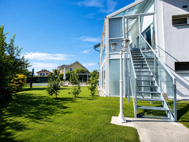 Duplex lumineux avec vue sur le lac et jardin attenant à l'ISL