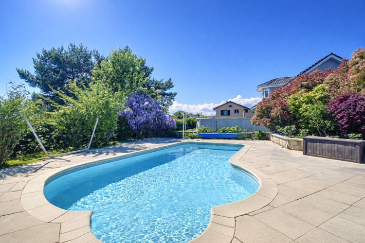 Spacieux rez-de-jardin avec piscine attenant à l'ISL (Rendement ~4%)