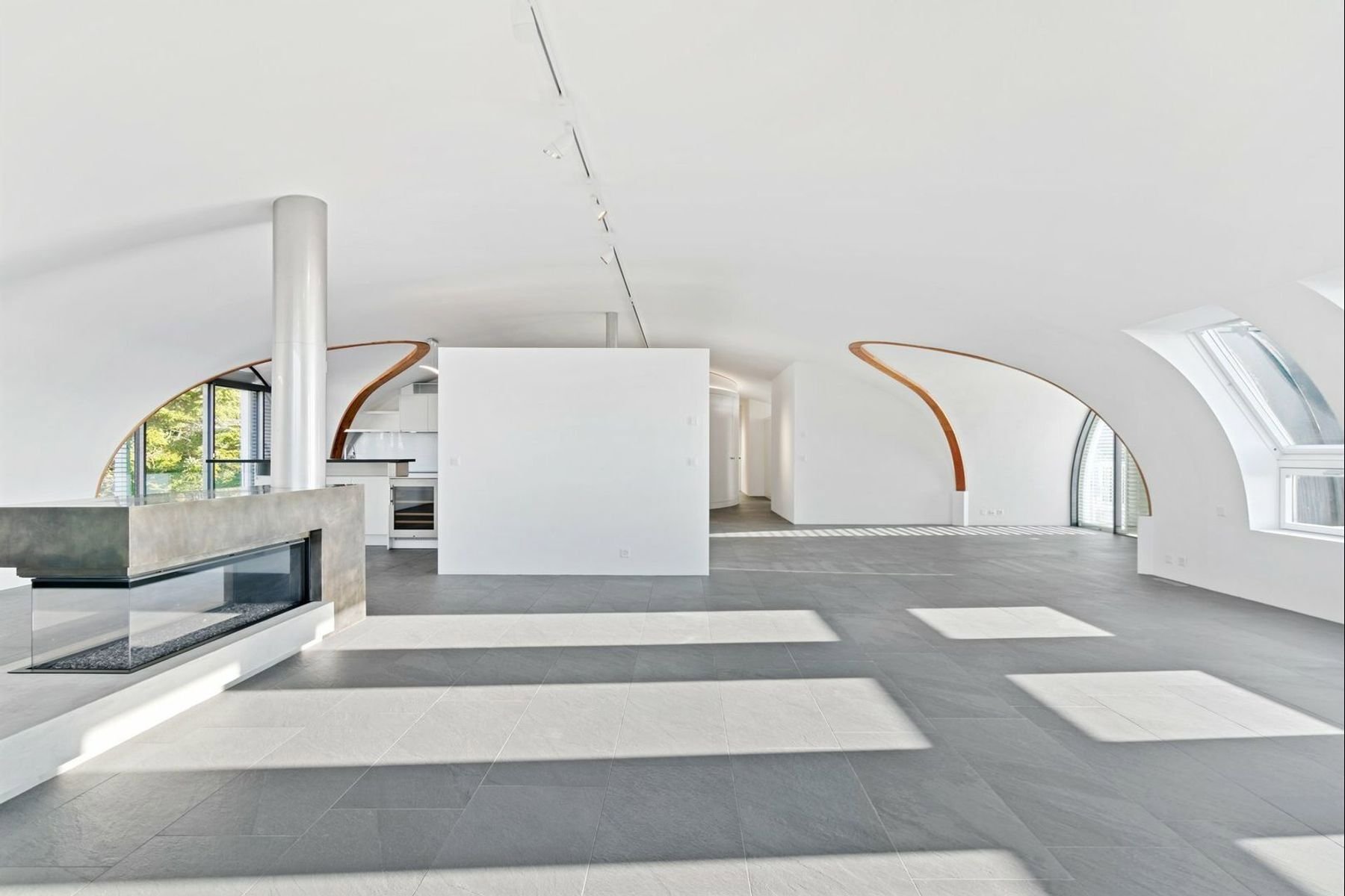 Modern Penthouse With Panoramic Views!