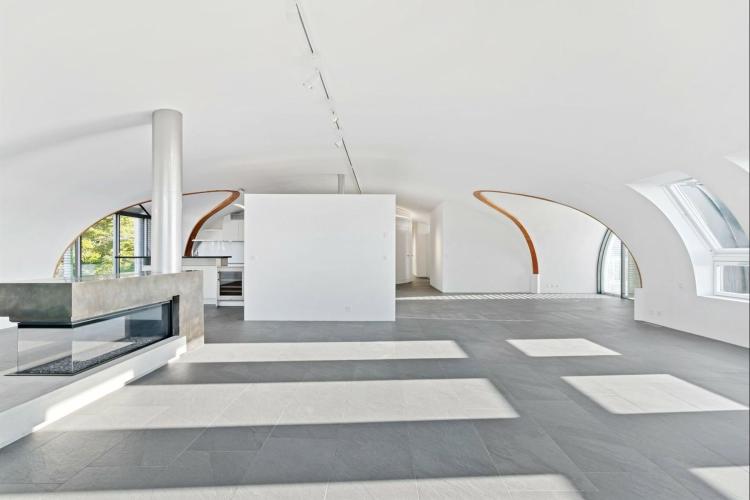 Modern Penthouse With Panoramic Views!