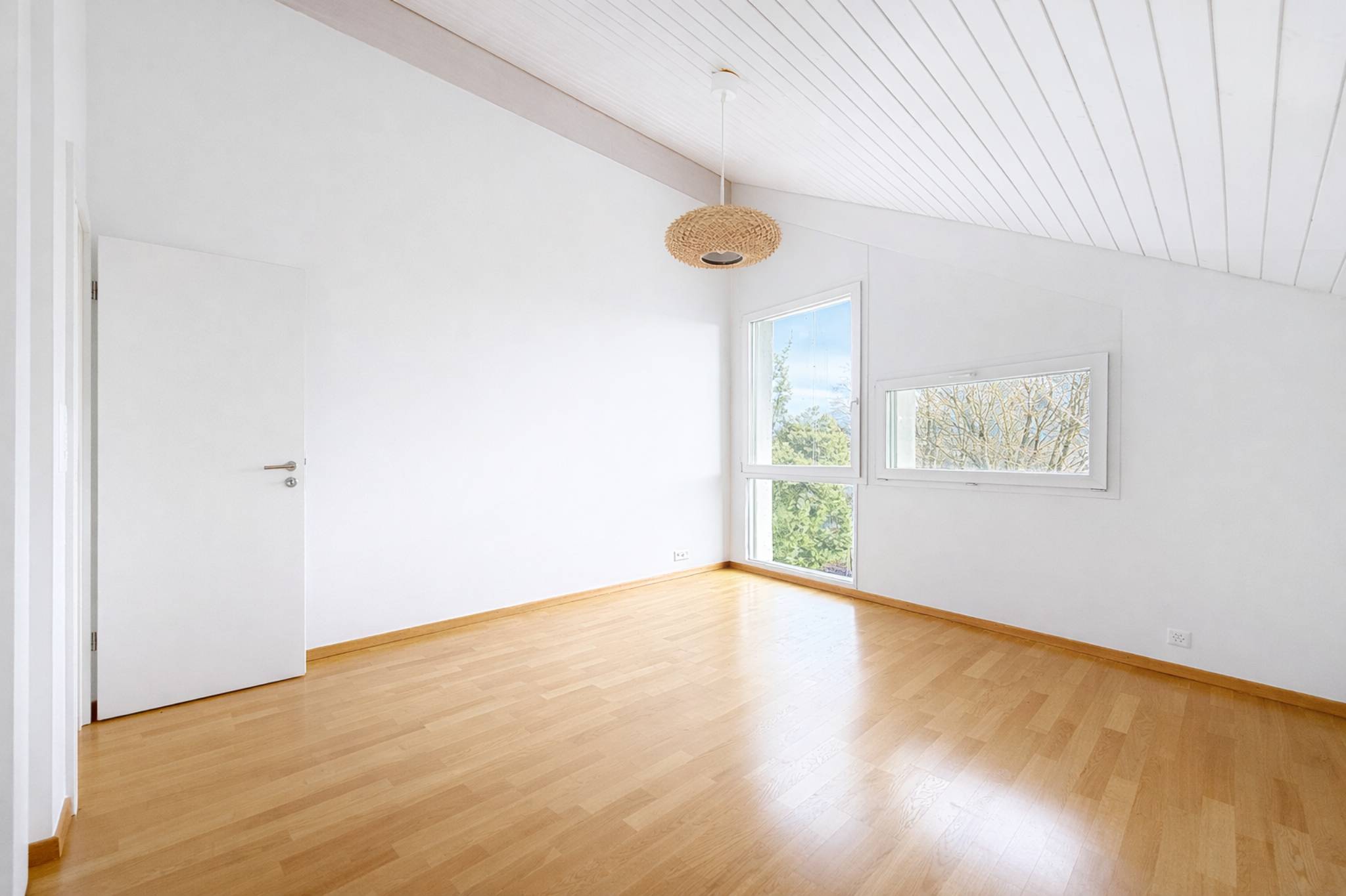 Duplex lumineux avec vue sur le lac et jardin attenant à l'ISL