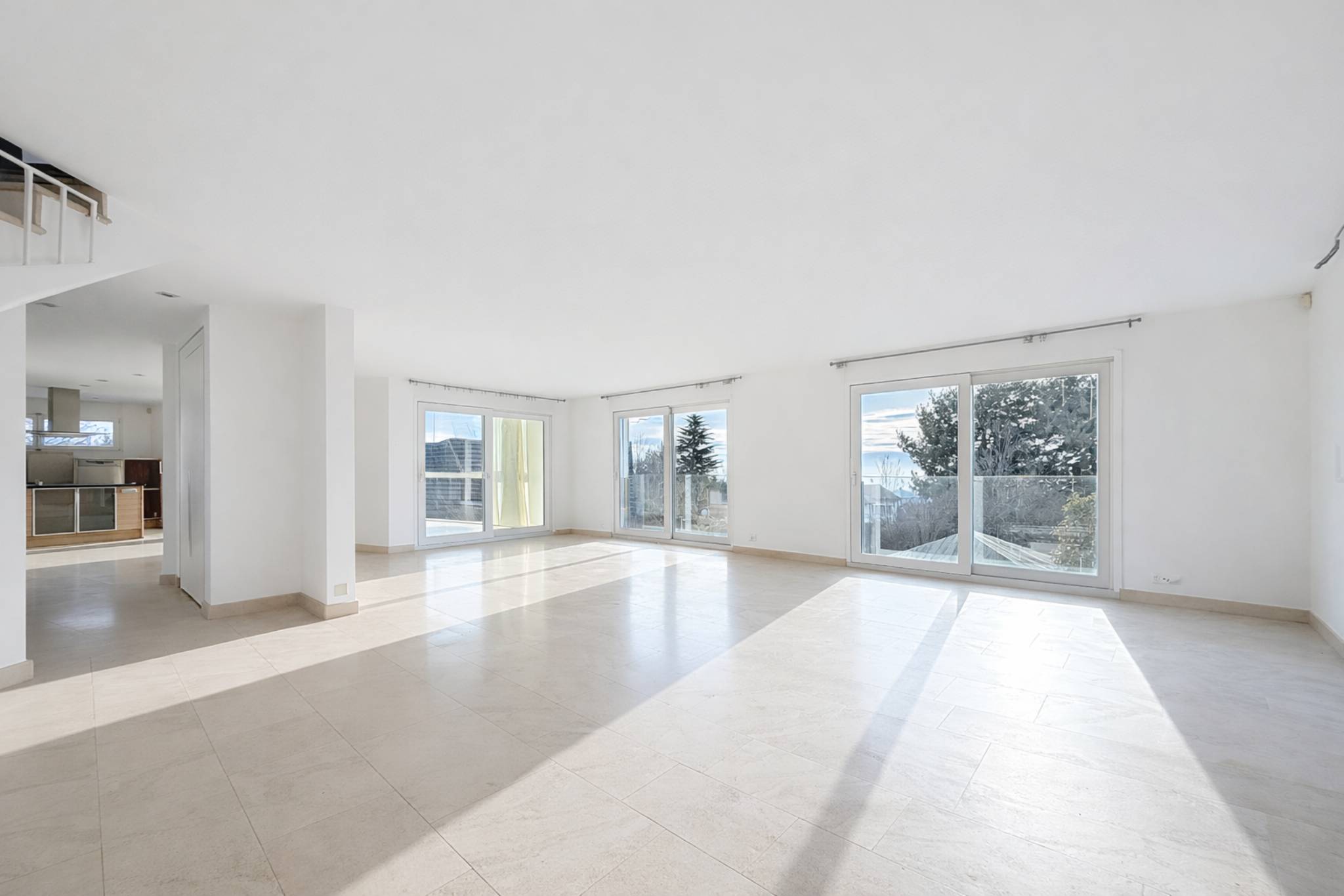 Duplex lumineux avec vue sur le lac et jardin attenant à l'ISL