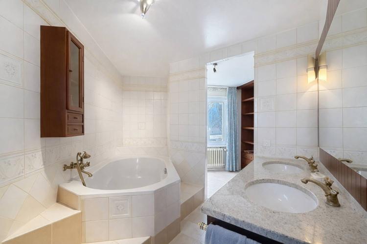 Élégante villa familiale avec piscine intérieure, sauna et hammam