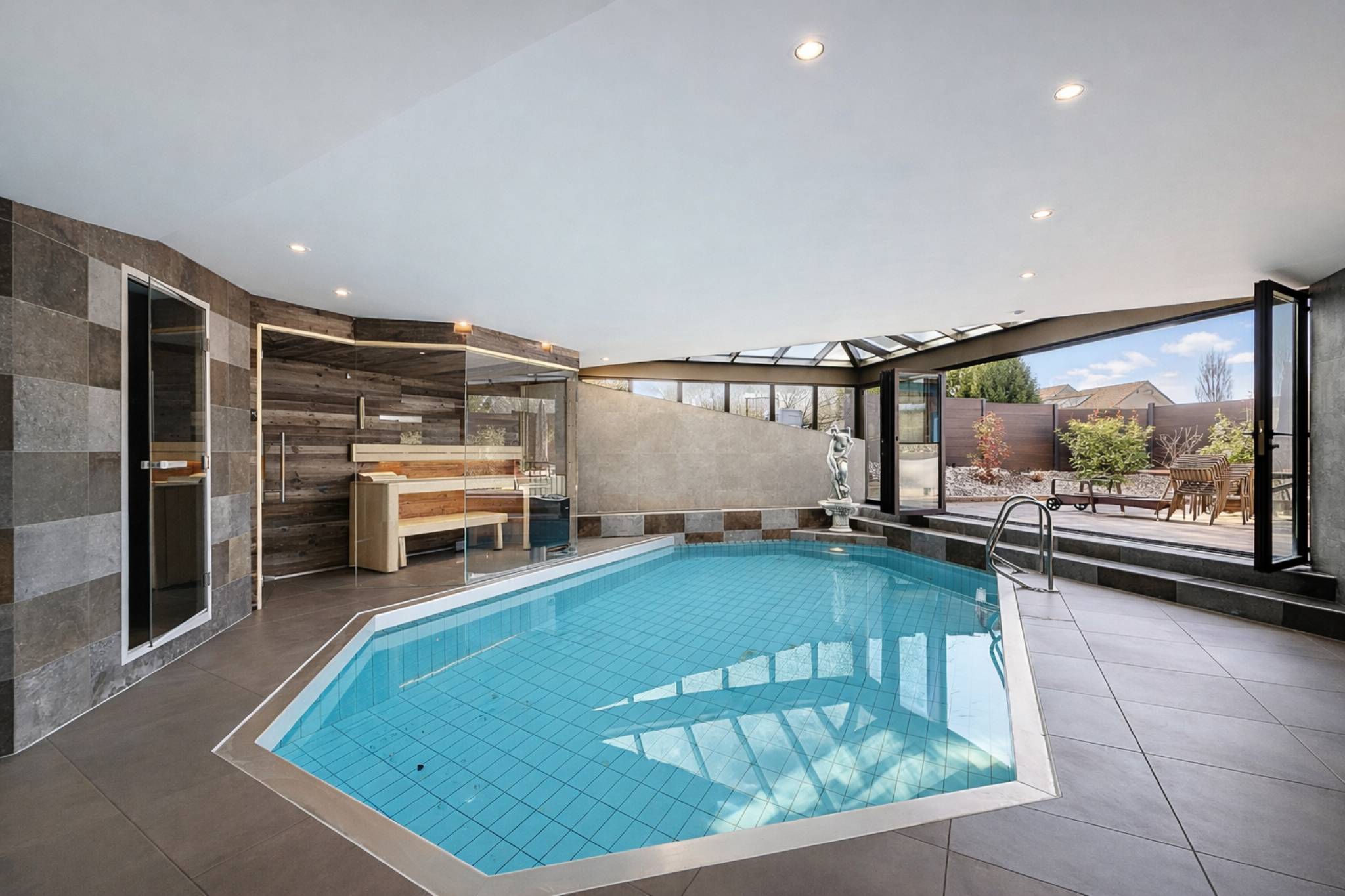 Élégante villa familiale avec piscine intérieure, sauna et hammam