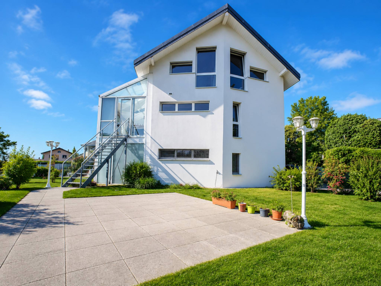 Duplex lumineux avec vue sur le lac et jardin attenant à l'ISL