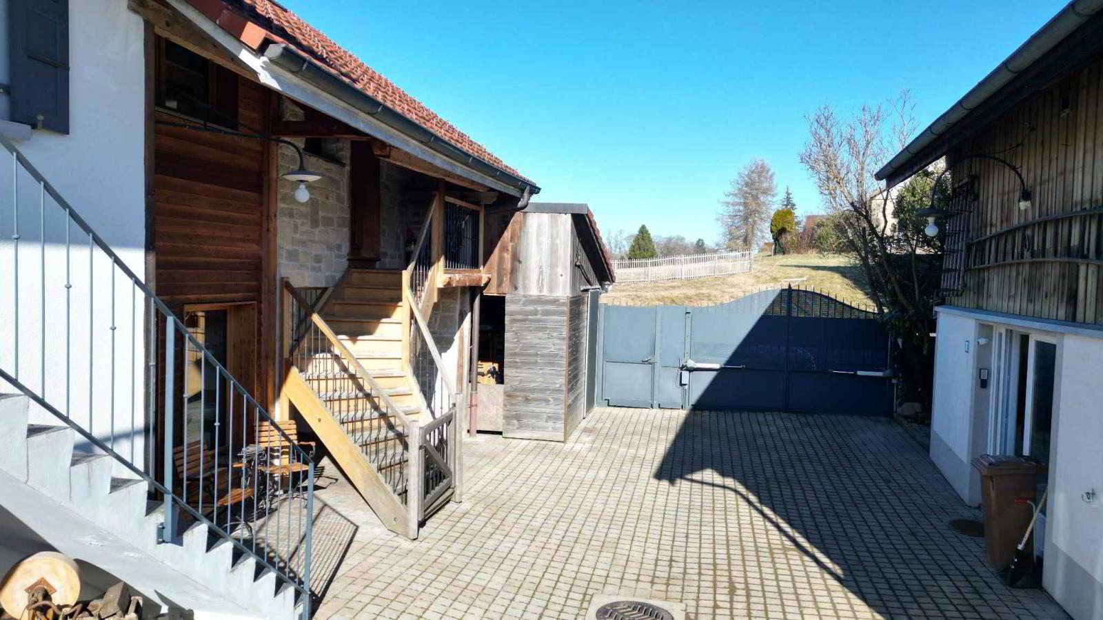 Propriété de caractère offrant trois logements et un local commercial