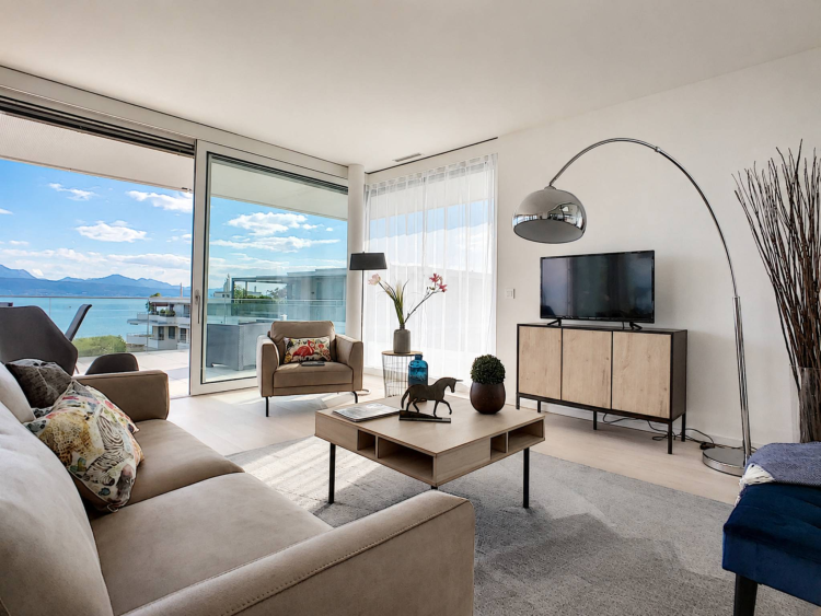 Attique contemporain avec vaste terrasse à un instant du lac 