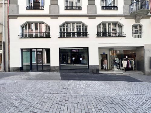 EMPLACEMENT PREMIUM - Arcade de 130 m2 à louer à Lausanne
