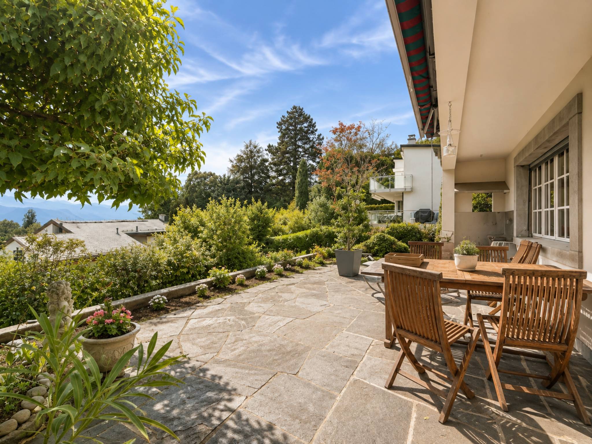 Villa individuelle de 9.5 pièces avec vue sur le Léman et les Alpes