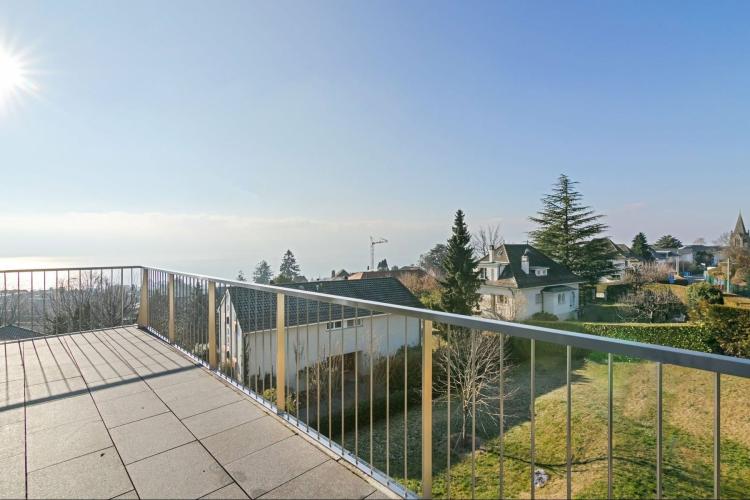 Modern Penthouse With Panoramic Views!