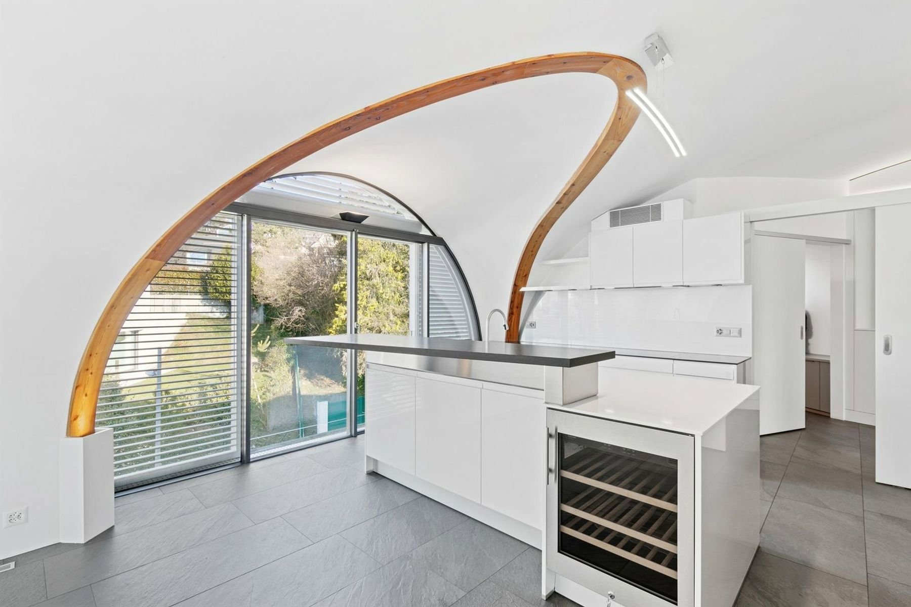 Modern Penthouse With Panoramic Views!