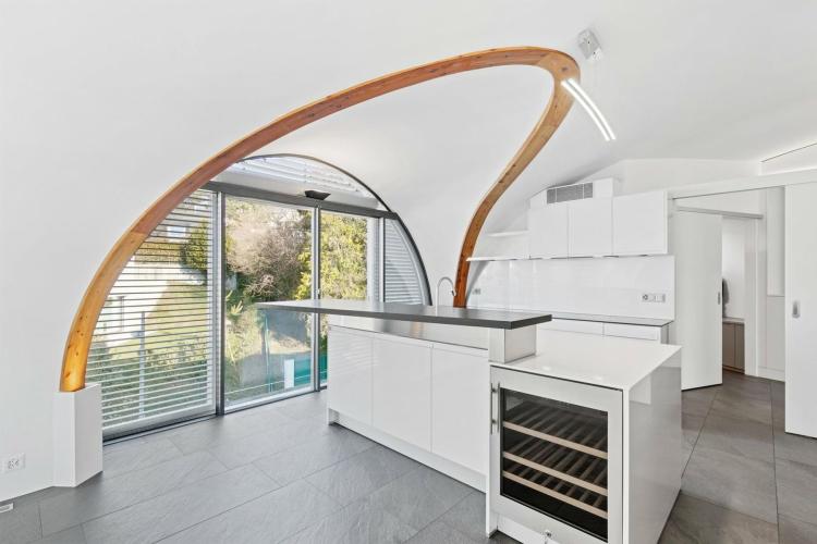 Modern Penthouse With Panoramic Views!