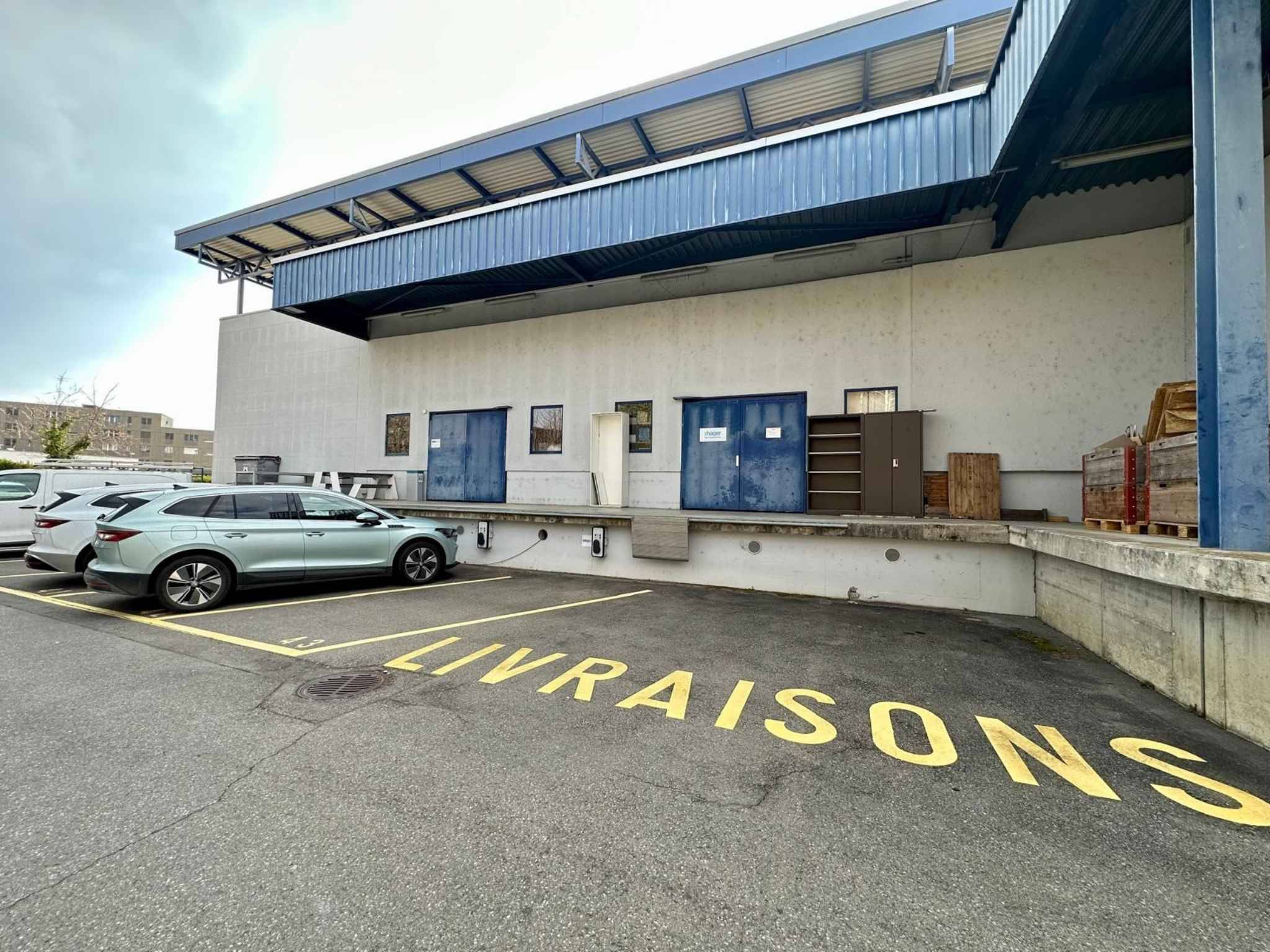 Local commercial, showroom, dépôt de 490 m2 à louer au Mont sur Lausanne