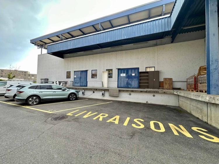 Local commercial, showroom, dépôt de 490 m2 à louer au Mont sur Lausanne