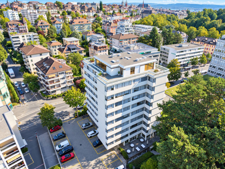 Cour 61 - 300 m² - Une adresse