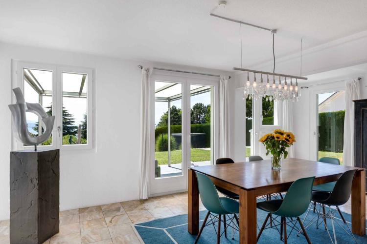 Villa individuelle de 325 m2 avec une belle vue sur le lac et les montagnes