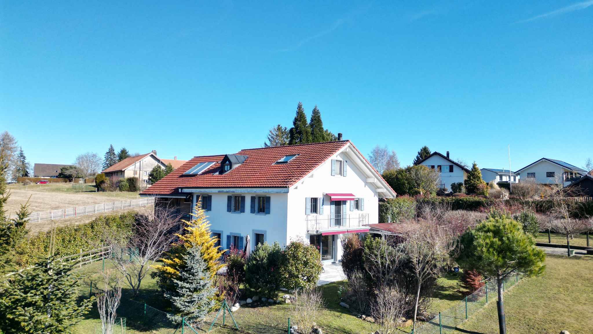 Propriété de caractère offrant trois logements et un local commercial