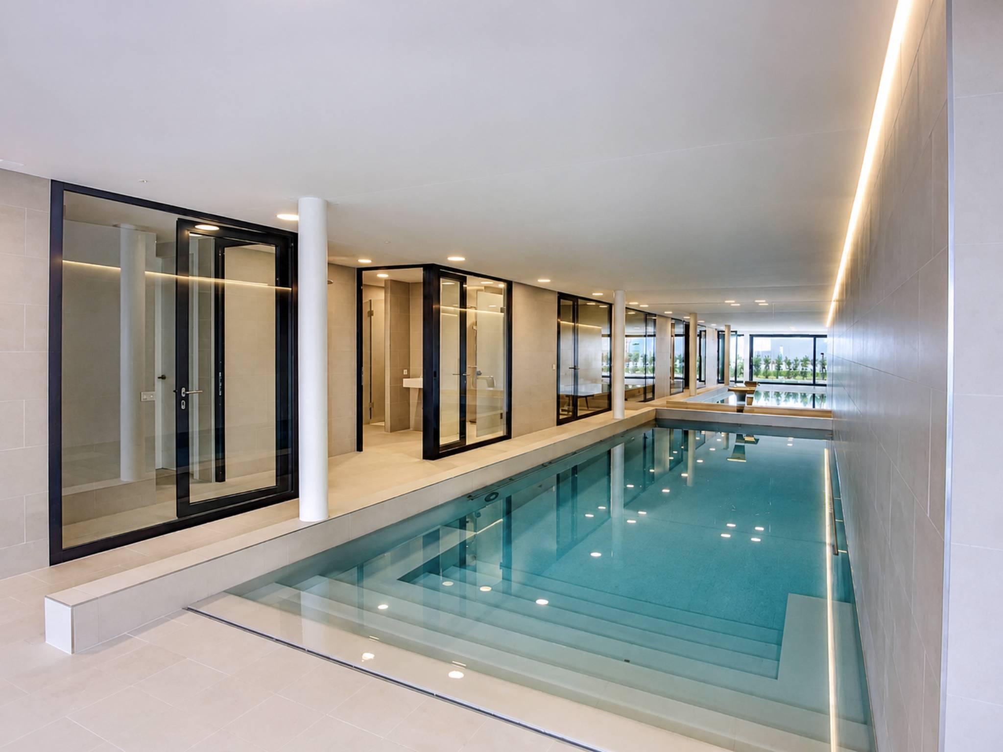 Attique contemporain avec vaste terrasse à un instant du lac 