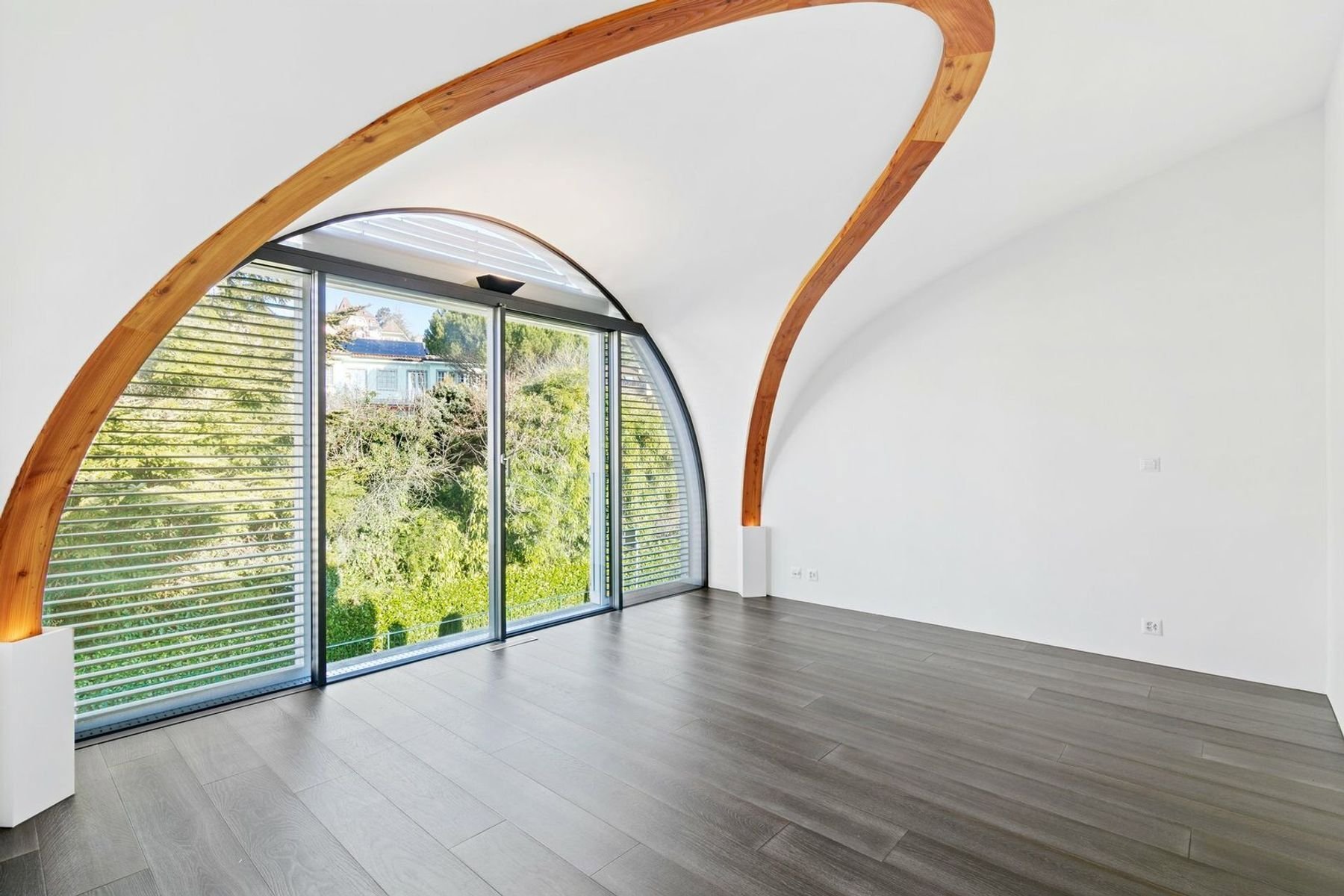 Modern Penthouse With Panoramic Views!