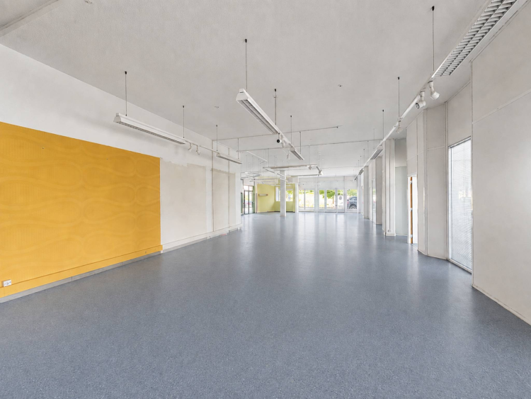 BUSSIGNY 700 m2 - SURFACE COMMERCIALE & INDUSTRIELLE