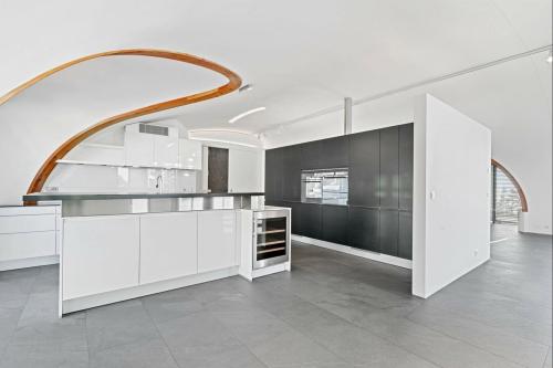 Modern Penthouse With Panoramic Views!