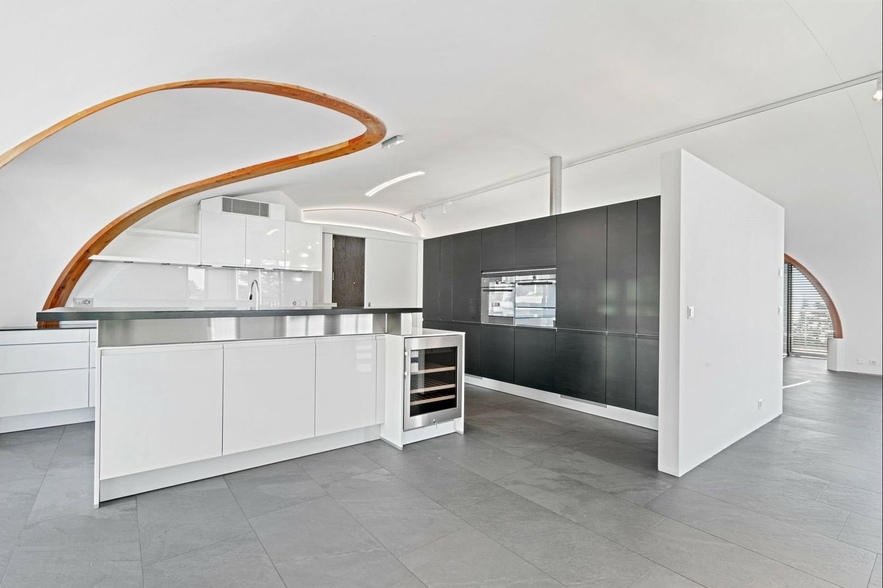 Modern Penthouse With Panoramic Views!