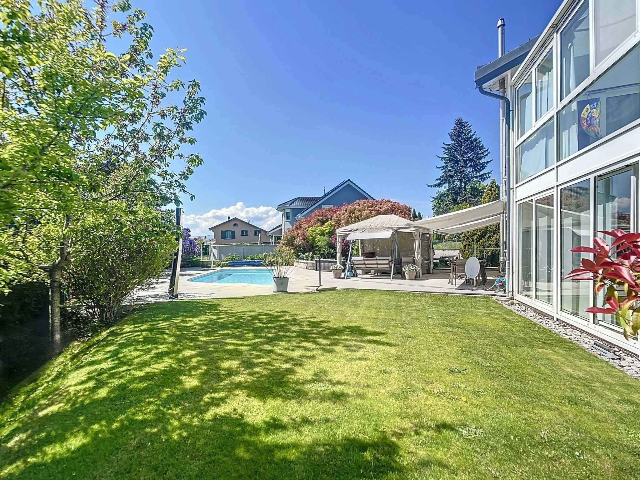 Spacieux rez-de-jardin avec piscine attenant à l'ISL (Rendement ~4%)