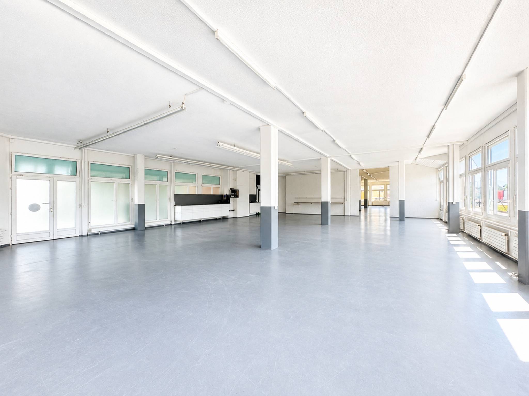 BUSSIGNY 700 m2 - SURFACE COMMERCIALE & INDUSTRIELLE