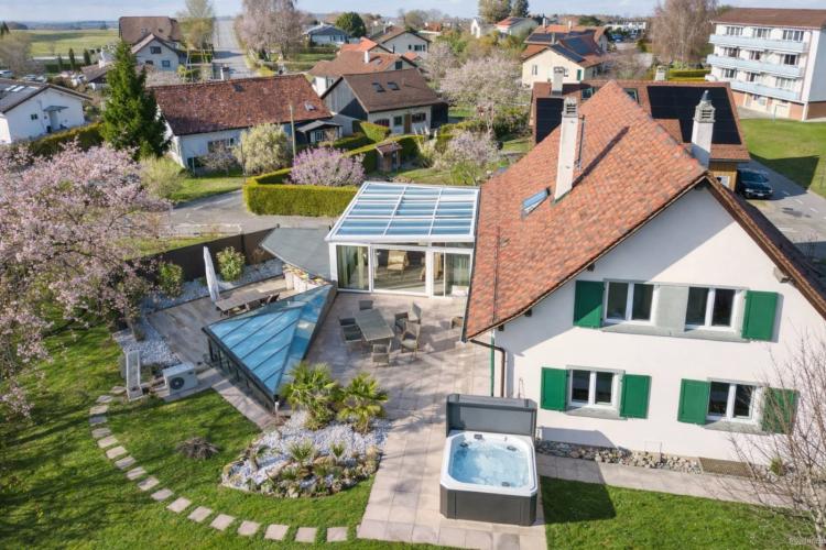 Élégante villa familiale avec piscine intérieure, sauna et hammam